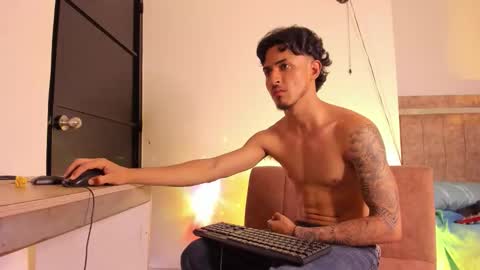 Snapshot of kriss_edwards chatting on 10.05.25 Kriss online show from 10.05.25