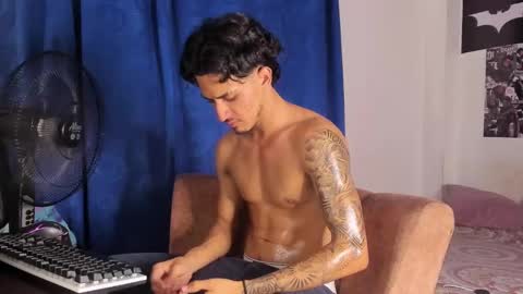 Snapshot of kriss_edwards chatting on 10.12.25 Kriss online show from 10.12.25