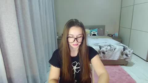 Snapshot of kristall_xxx chatting on 10.19.25 twitter    Annemarye 23 online show from 10.19.25