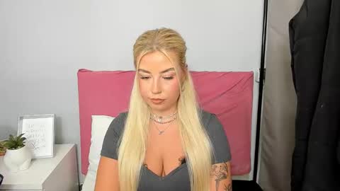 Snapshot of kristyflowers chatting on 01.15.25 KristyFlowers online show from 01.15.25