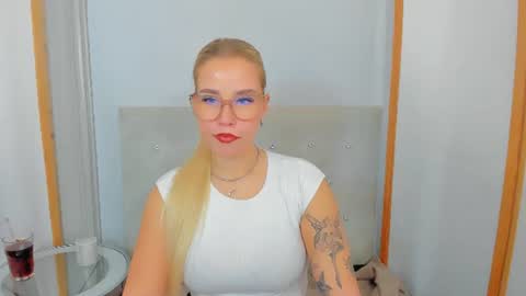 Snapshot of kristyflowers chatting on 03.04.25 KristyFlowers online show from 03.04.25
