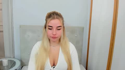 Snapshot of kristyflowers chatting on 03.11.25 KristyFlowers online show from 03.11.25