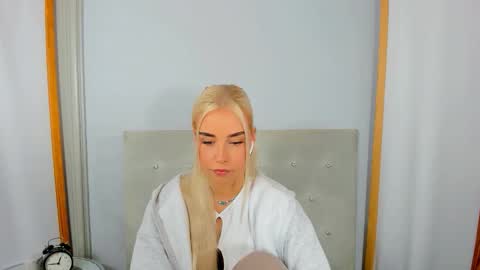 Snapshot of kristyflowers chatting on 09.12.25 KristyFlowers online show from 09.12.25