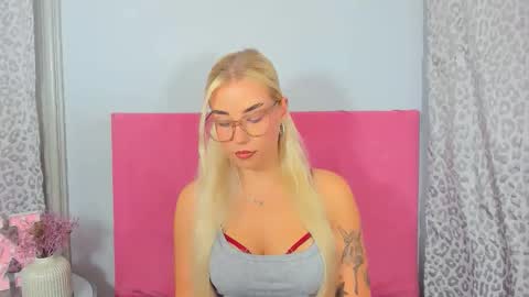 Snapshot of kristyflowers chatting on 10.11.25 KristyFlowers online show from 10.11.25