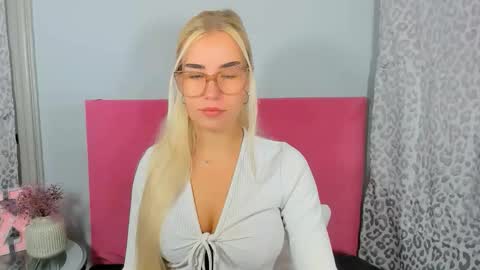 Snapshot of kristyflowers chatting on 10.12.25 KristyFlowers online show from 10.12.25