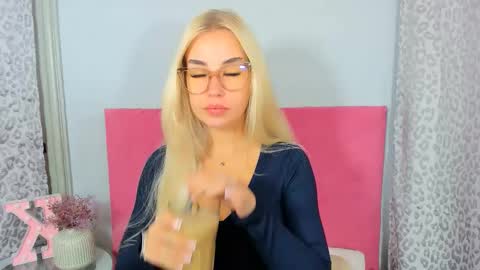Snapshot of kristyflowers chatting on 10.18.25 KristyFlowers online show from 10.18.25