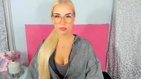 Snapshot of kristyflowers chatting on 10.21.25 KristyFlowers online show from 10.21.25