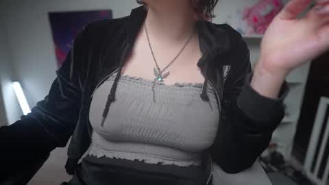 Snapshot of krystalsyxx chatting on 03.09.25 Krystal Syx online show from 03.09.25