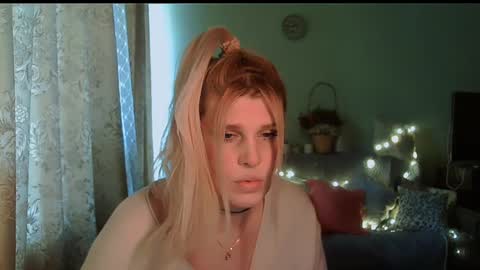 Snapshot of kudesnizza chatting on 02.25.25 Annika MTF ts post -op online show from 02.25.25