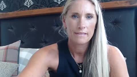 Snapshot of kumfoxlive chatting on 01.08.25 Lucy online show from 01.08.25