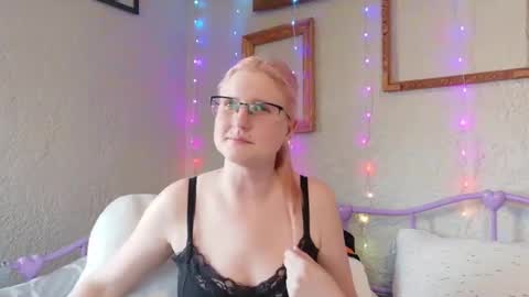 Snapshot of kunzitegoddess chatting on 03.22.26 Samantha online show from 03.22.26