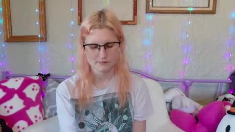 Snapshot of kunzitegoddess chatting on 04.19.26 Samantha online show from 04.19.26