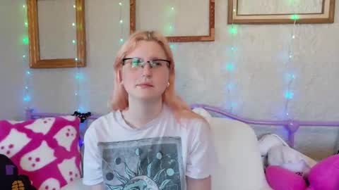 Snapshot of kunzitegoddess chatting on 04.19.26 Samantha online show from 04.19.26