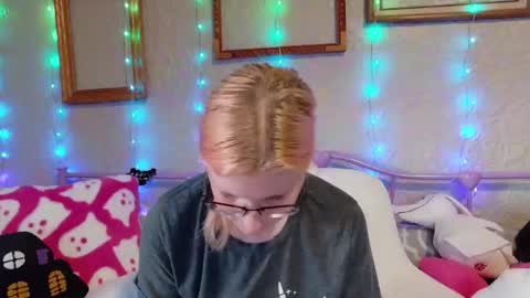 Snapshot of kunzitegoddess chatting on 04.22.26 Samantha online show from 04.22.26