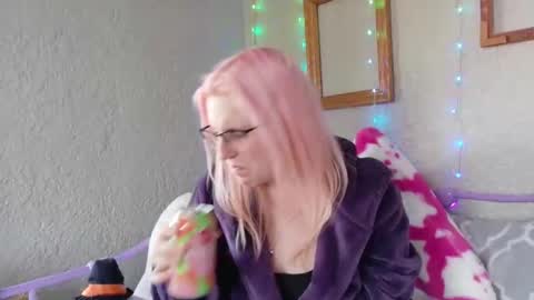 Snapshot of kunzitegoddess chatting on 04.30.26 Samantha online show from 04.30.26