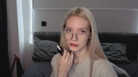 Bella and Alexandra online show from 12.18.25