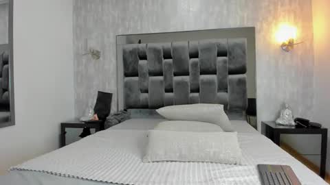 Kylie Devis  online show from 09.17.25