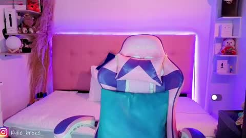 Snapshot of kylie_hottt_ chatting on 04.23.26 k ylie online show from 04.23.26