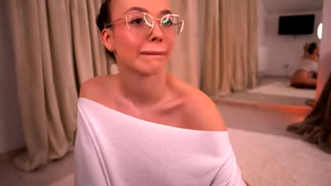 Snapshot of kyliejoyce chatting on 05.18.26 Kylie online show from 05.18.26