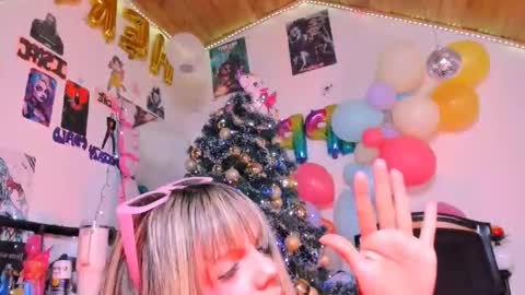 Snapshot of kyliekandy chatting on 11.30.25 online show from 11.30.25