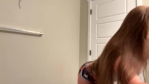 Snapshot of kyliemiley chatting on 09.28.25 Kylie online show from 09.28.25