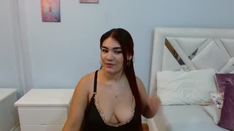 Snapshot of kyliiebaker chatting on 06.20.26 Kylie online show from 06.20.26