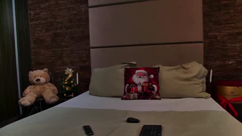 Snapshot of kyrahill_ chatting on 12.23.24 Kyra online show from 12.23.24