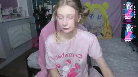 Snapshot of l1ttlekiki chatting on 10.02.25 Sara online show from 10.02.25