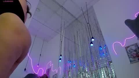 Snapshot of la__melanie chatting on 11.30.25 Melanie online show from 11.30.25