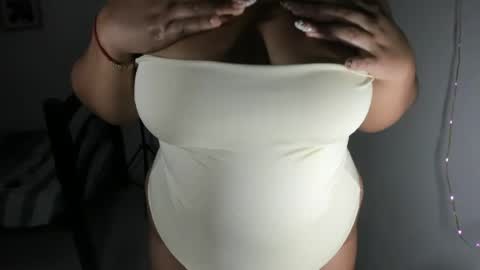 Snapshot of la_pequena_culona chatting on 05.23.26 la_pequena_culona online show from 05.23.26