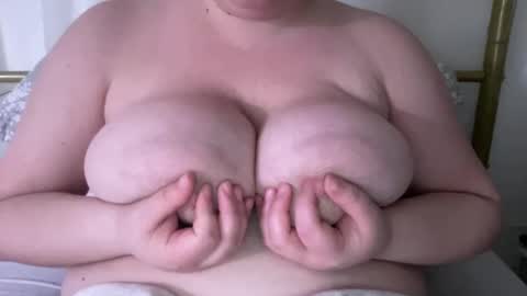 Snapshot of la_petite_rose_ chatting on 02.10.25 la_petite_rose_ online show from 02.10.25