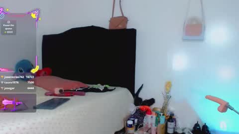 Snapshot of la_ratona_1 chatting on 10.18.25 AriSaray online show from 10.18.25