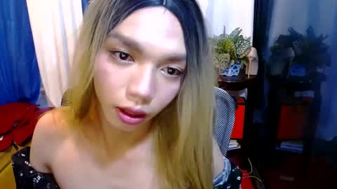 Snapshot of la_ura chatting on 01.10.25 Laura online show from 01.10.25