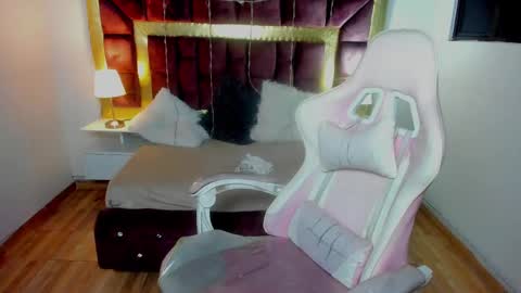  L A R A   online show from 02.22.25