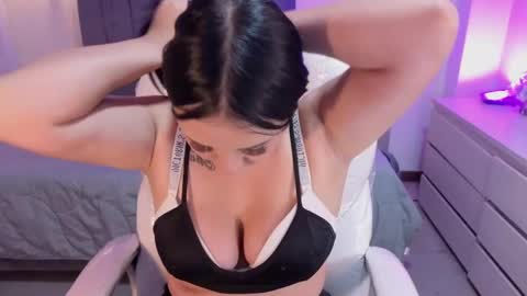 Snapshot of laara_croft chatting on 04.23.26 L A R A online show from 04.23.26