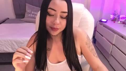 Snapshot of laara_croft chatting on 05.19.26 L A R A online show from 05.19.26