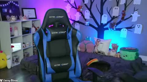 Snapshot of laceybloom chatting on 11.04.25 Lacey Bloom online show from 11.04.25