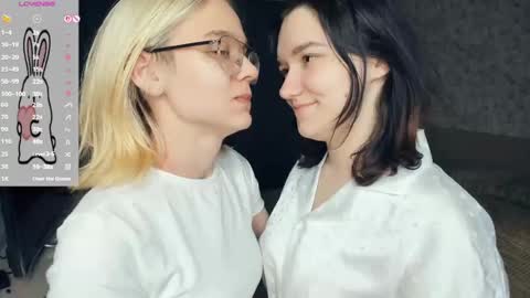 Snapshot of lacyedison chatting on 05.19.26 Violet and Isabel online show from 05.19.26