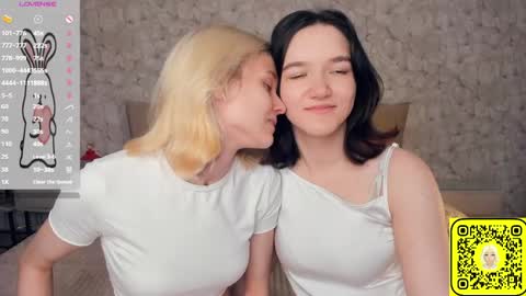 Snapshot of lacyedison chatting on 06.08.26 Violet and Isabel online show from 06.08.26