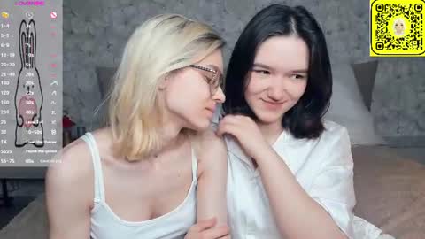 Snapshot of lacyedison chatting on 06.29.26 Violet and Isabel online show from 06.29.26
