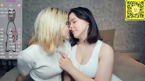 Snapshot of lacyedison chatting on 06.30.26 Violet and Isabel online show from 06.30.26