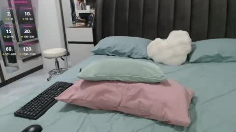 Mia online show from 04.28.26