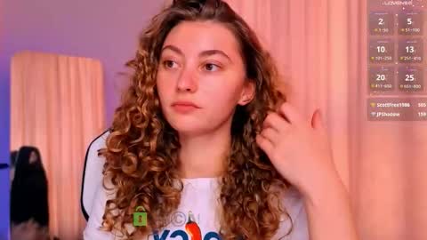 Snapshot of lady_curls chatting on 09.18.25 Nika online show from 09.18.25