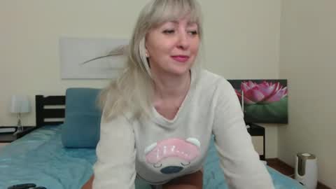 Snapshot of lady_milf_hot chatting on 02.23.25 Sofi online show from 02.23.25