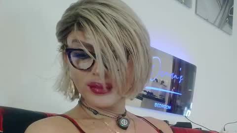 Snapshot of ladyoxana chatting on 05.10.26 Oxana online show from 05.10.26