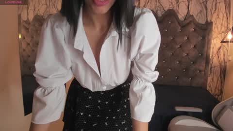 Snapshot of laia_miller_ chatting on 12.10.24 Laia online show from 12.10.24