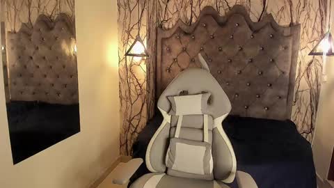 Snapshot of laia_miller_ chatting on 12.17.24 Laia online show from 12.17.24