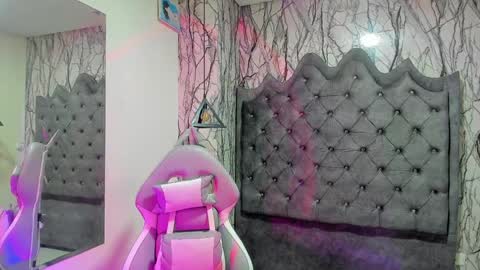 Snapshot of laia_miller_ chatting on 01.21.25 Laia online show from 01.21.25