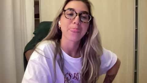 Snapshot of lailayourangel chatting on 12.19.25 lailayourangel online show from 12.19.25