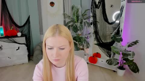 Snapshot of laly_peach chatting on 10.20.25 Laly online show from 10.20.25